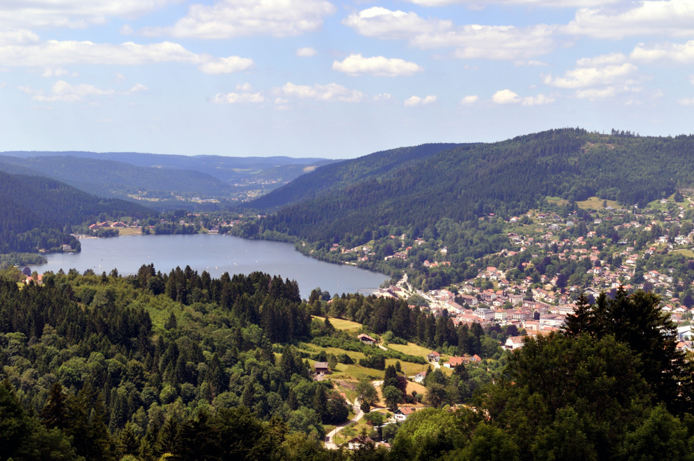 Lac de Gérardmer omringd door bossen, dorpjes en bergen