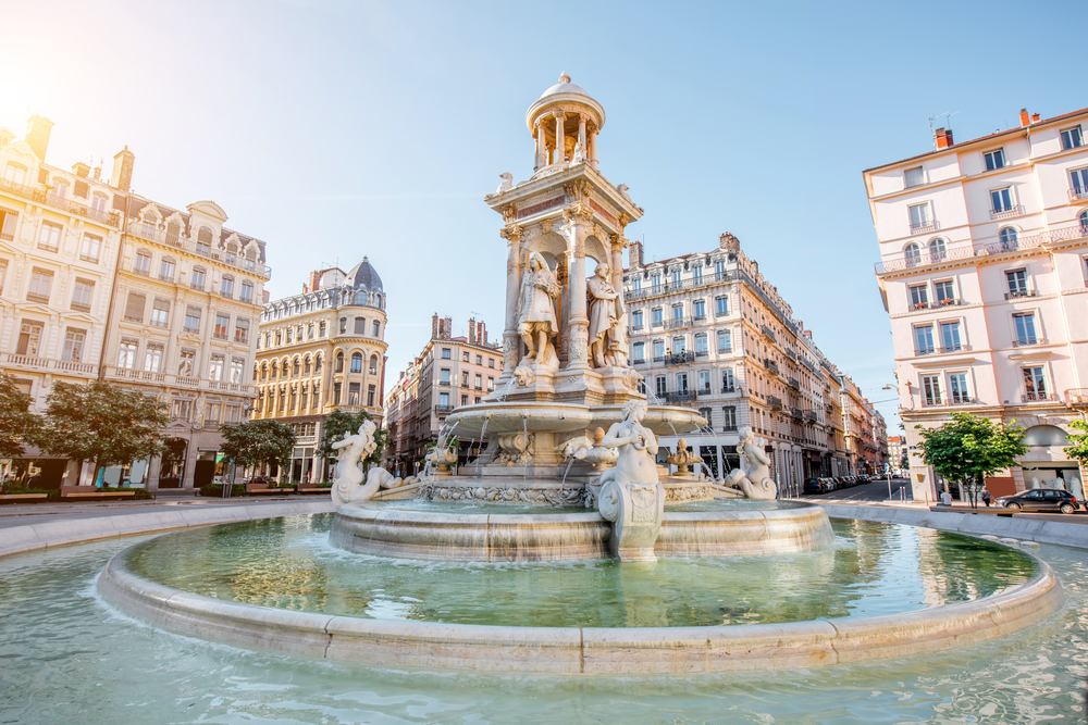 het plein La Place des Jacobins met op de voorgrond zijn fontein op een zonnige dag in Lyon