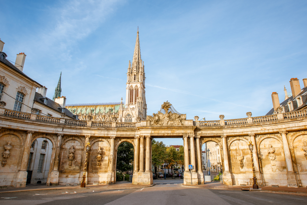 ronde poort met daarachter de kathedraal in Nancy