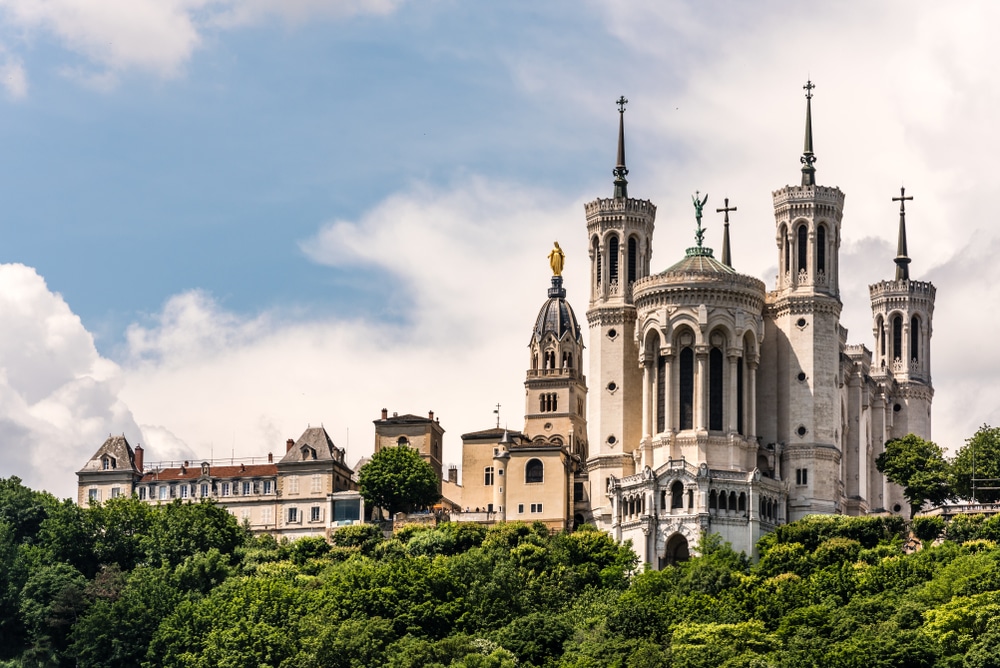 de Notre-Dame de Fourvière ide boven de bomen uitsteekt