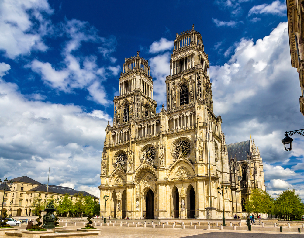 de Kathedraal van Orléans op half bewolkte en rustige dag in Orléans