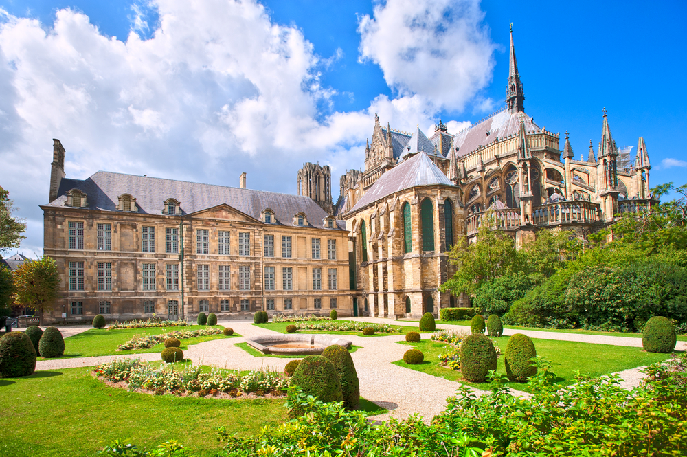 kathedraal in een park in Reims