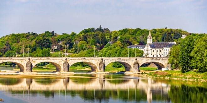 Tours Centre Val de Loire shutterstock 353087444,