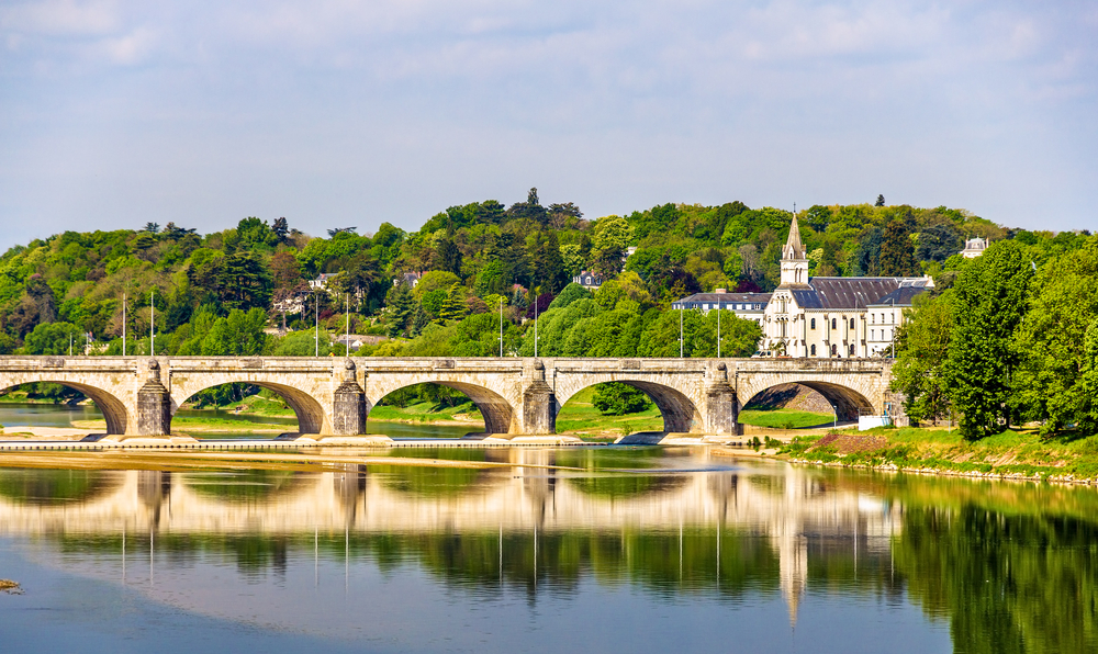 foto van een brug met vijf bogen over de Loire-rivier