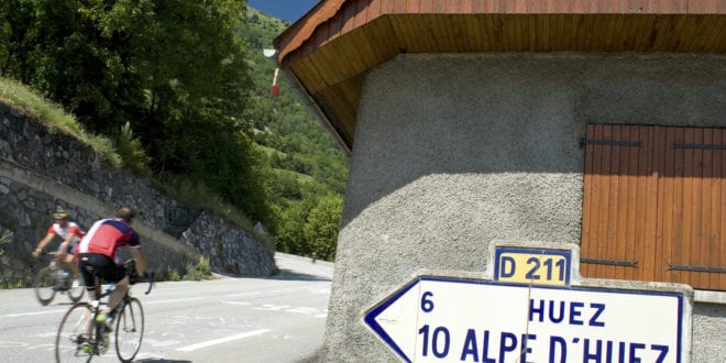 Alpe dHuez 2 shutterstock 74314897, Glamping bergen Frankrijk