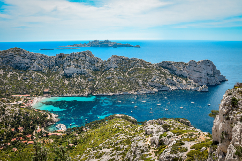 bootjes en helderblauw water in de Calanque de Sormiou