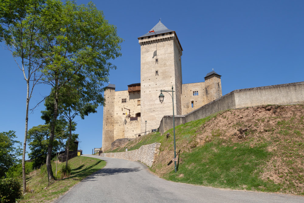 Chateau de mauvezin Hautes Pyrénées shutterstock 1440697214, Bezienswaardigheden in Hautes-Pyrénées