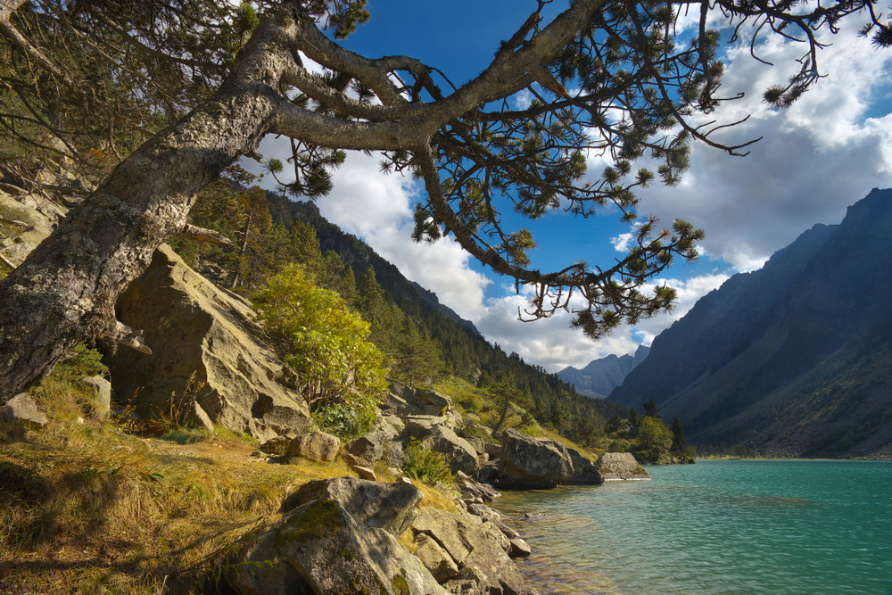 Lac de Gaube Hautes Pyrénées shutterstock 1276718848, Bezienswaardigheden in Hautes-Pyrénées