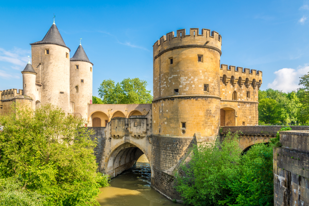 Porte des Allemands over het riviertje de Seillle in Metz op een zonnige dag