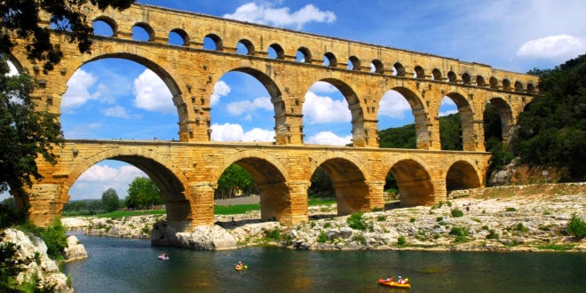 Pont du Gard Gard shutterstock 9837850, bruggen in Zuid-Frankrijk