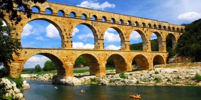 Pont du Gard Gard shutterstock 9837850, Campings aan een rivier in Frankrijk