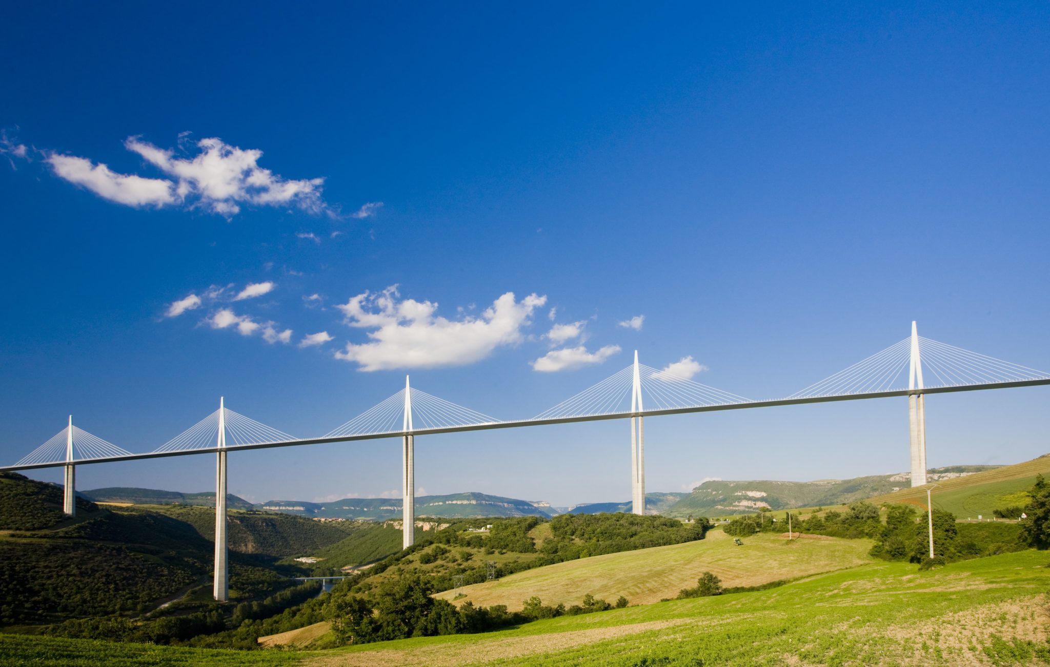 Viaduct millau Aveyron shutterstock 52939420 min,