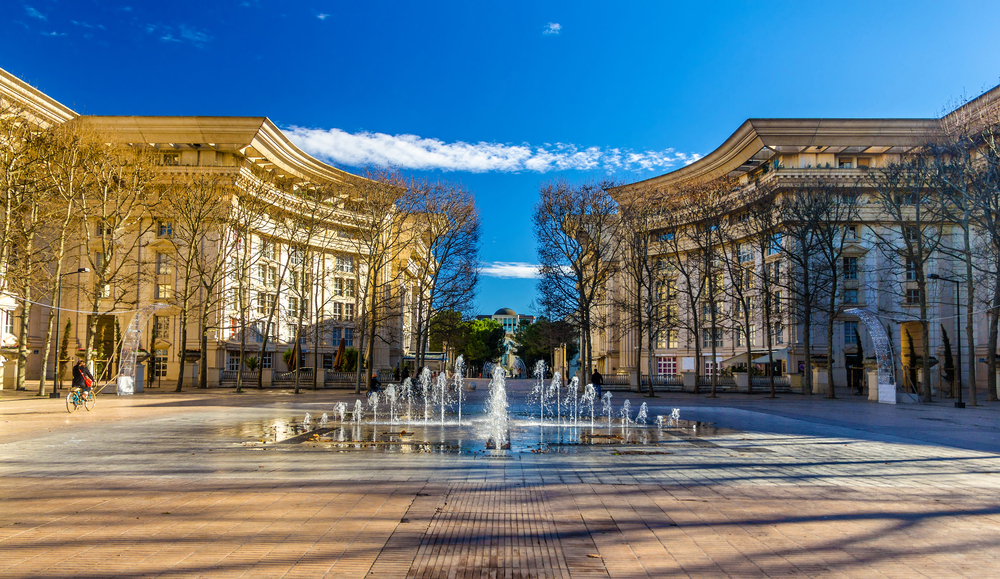 fonteintjes op een plein in de wijk Antigone in Montpellier