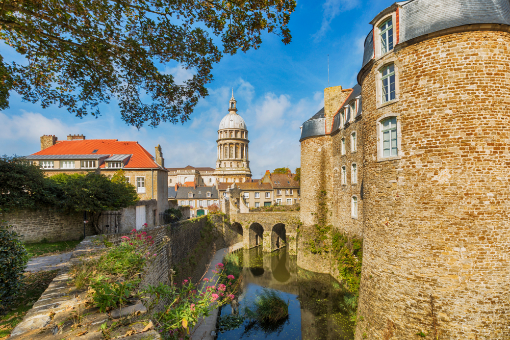 kasteel, torentje, straatje en huizen in Boulogne-sur-Mer op een licht bewolkte dag