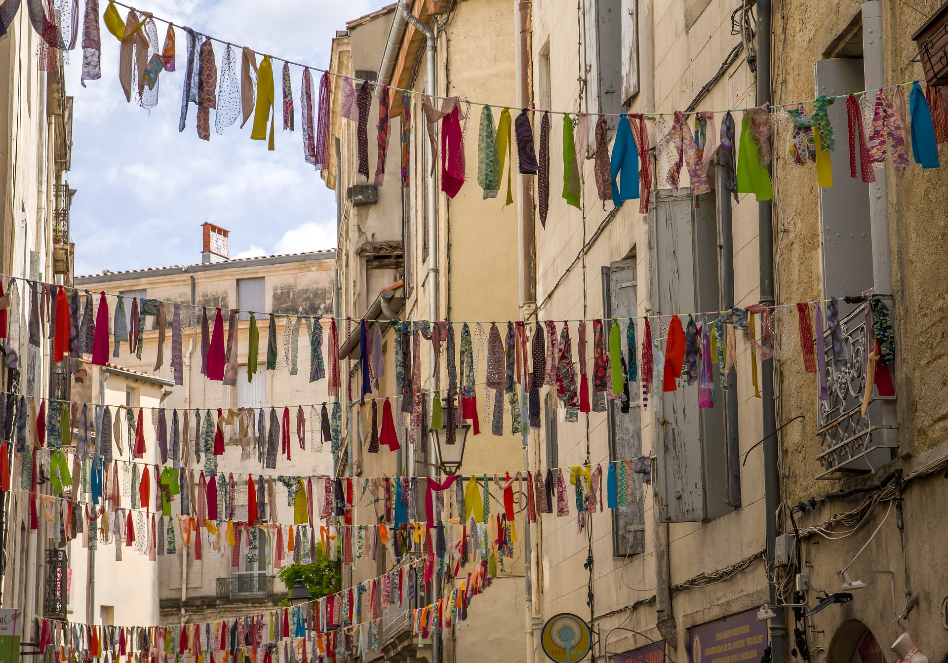 straat met doekjes aan koorden tussen de huizen in het oude stadscentrum van Montpellier