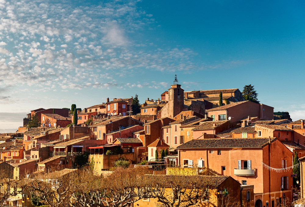 Okerkleurige huisjes van het dorp Roussillon.
