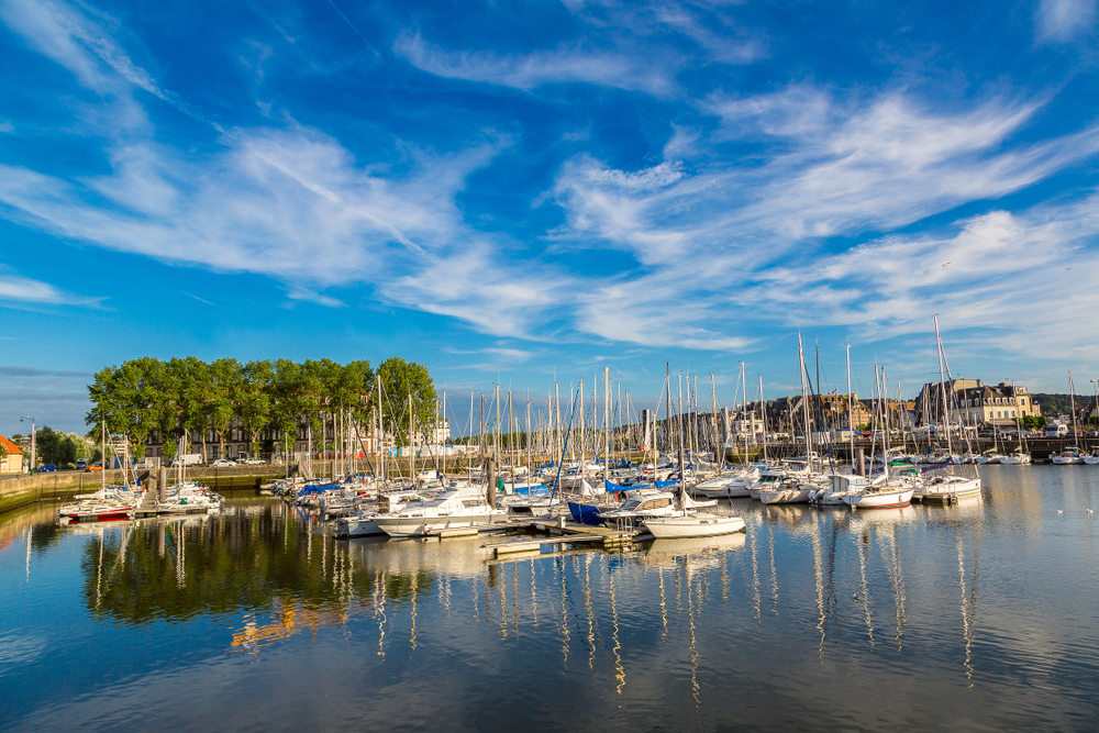 Water met vissersbootjes in Touques.