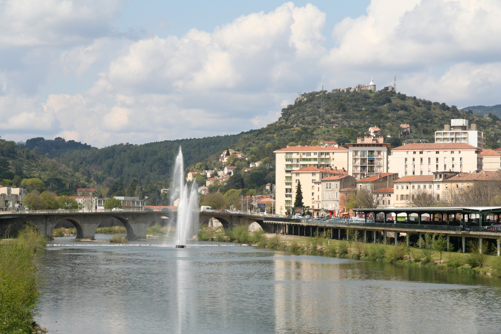 rivier met een fontein en brug naast het stadjes Alès in de Cevennen