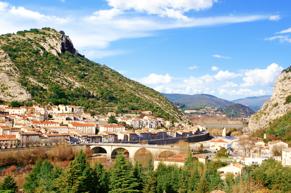 het dorpje Anduze gelegen aan de rivier de Gardon d'Anduze