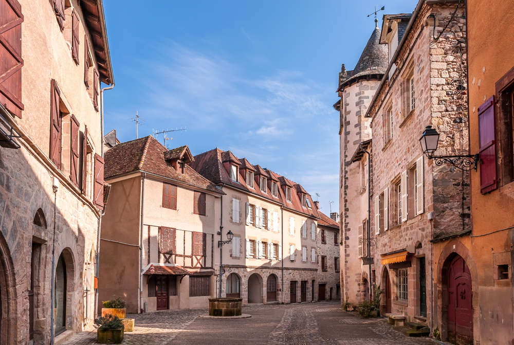 Beaulieu sur Dordogne Limousin sh 1077359390, bezienswaardigheden in de corrèze