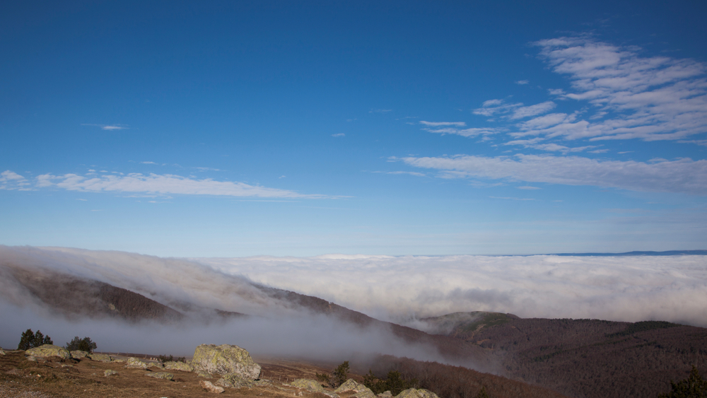 uitzicht over de wolken met daarvoen een blauwe lucht gezien vanaf de bergtop Mont Aigoual in de Cevennen