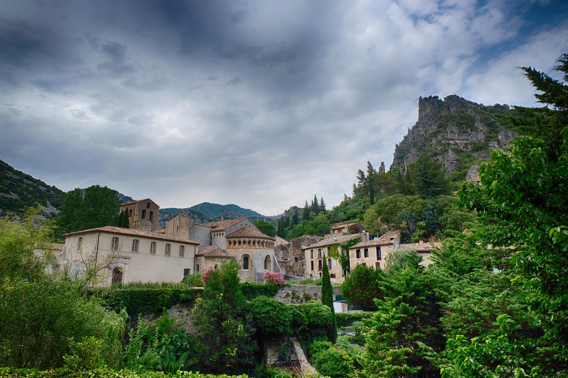 het stadje Saint-Guilhem-le-Désert in de Cevennen met daarboven dreigende wolken