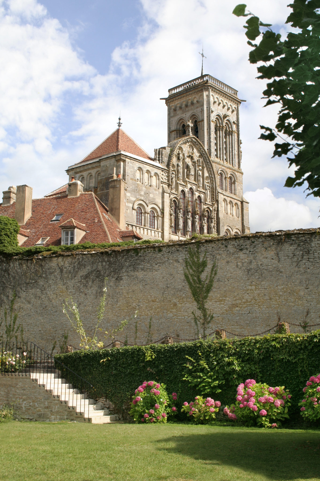 de basiliek met toren en op de voorgrond een stadsmuur in het Bourgondische dorpje Vézelay 