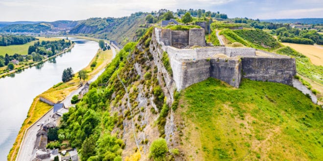 Givet Franse Ardennen shutterstock 1444496078, Bezienswaardigheden in Arles