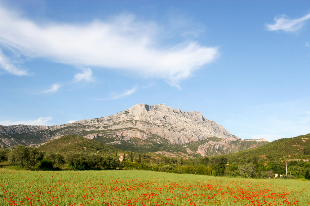 Sainte Victoire Aix en Provence shutterstock 691763281, Bezienswaardigheden in de Bouches-du-Rhône