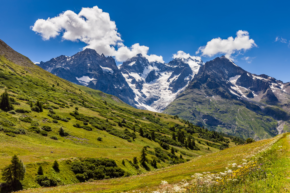 Parc National des Écrins Hautes Alpes shutterstock 698947780, Bezienswaardigheden in Isère