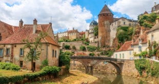 Semur en Auxois Côte dOr shutterstock 417254848, 10 leuke hotels in Dijon