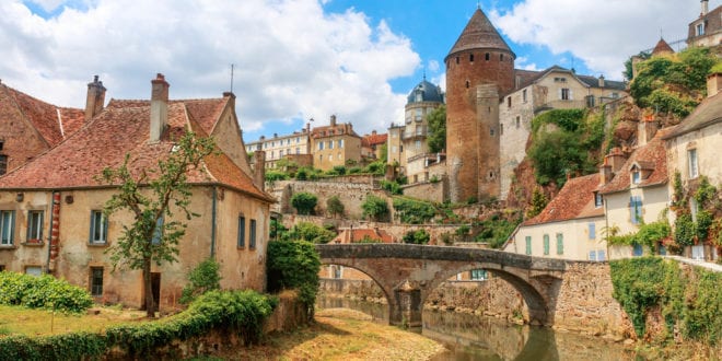 Semur en Auxois Côte dOr shutterstock 417254848, Bezienswaardigheden in Angers