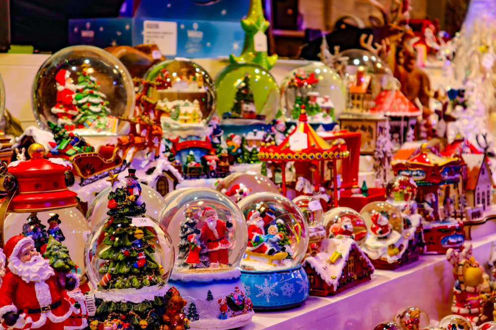 kerstwensbollen en andere kerst-souvenirs op de kerstmarkt in Colmar