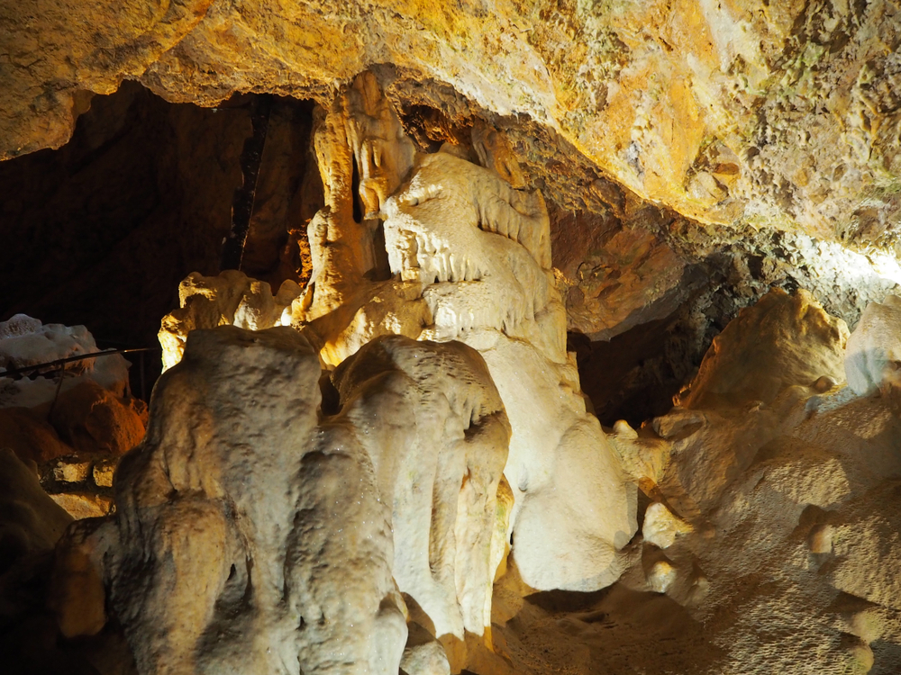 Grottes dAzé Saône et Loire shutterstock 1176924736, Bezienswaardigheden Saône-et-Loire