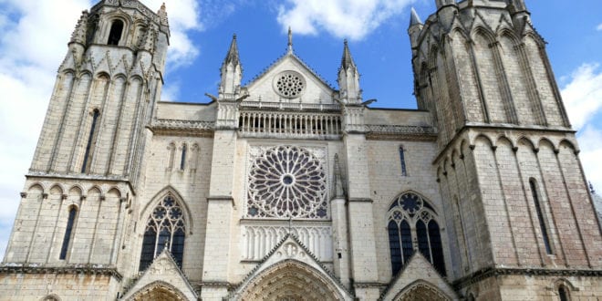 Poitiers Vienne shutterstock 1516727606, Bezienswaardigheden in Vienne