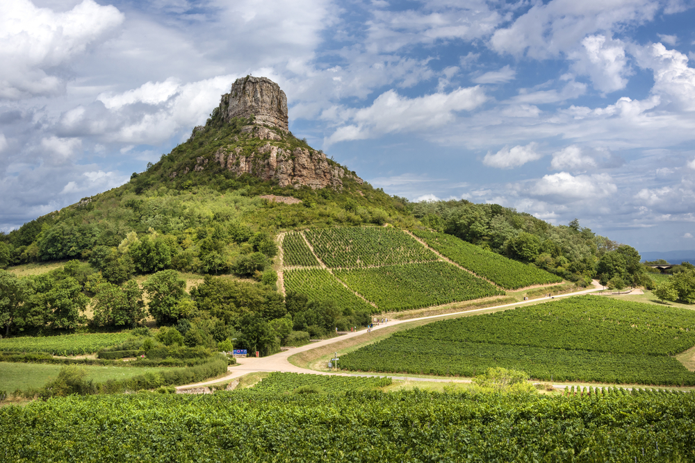 Roche De Solutré Saône Et Loire Shutterstock 746290342, Zininfrankrijk.nl
