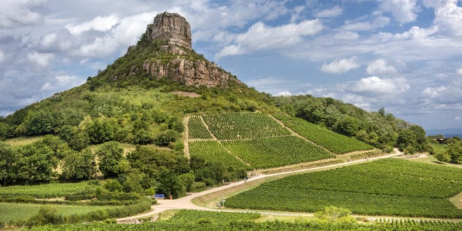 Roche de Solutré Saône et Loire shutterstock 746290342, populaire wijnstreken in frankrijk