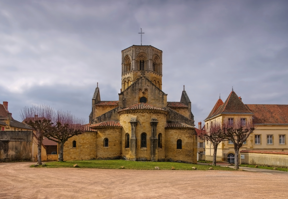 Semur en Brionnais Saône et Loire shutterstock 423148495, mooiste dorpen bourgogne