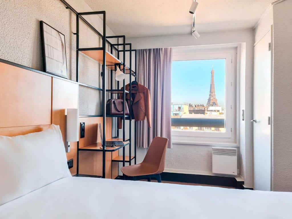 hotelkamer met uitzicht op de Eiffeltoren in Ibis Hotel Parijs Eiffel