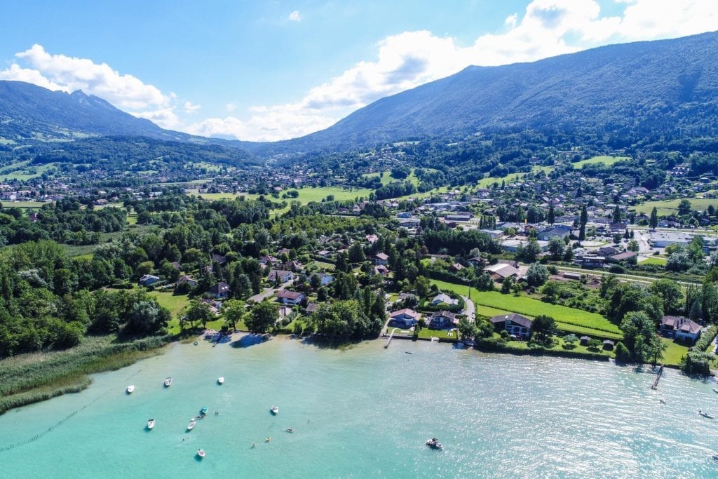 bovenaanzicht van een camping gelegen aan het meer van Annecy