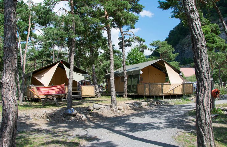 een hangmat en twee safaritenten die dicht zijn op Camping River in de Franse Alpen