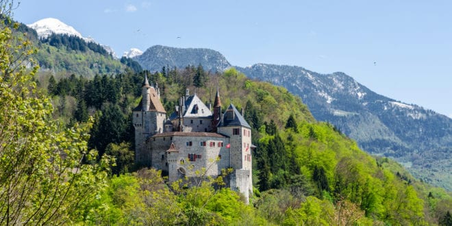 Château de Menthon Saint Bernard Haute Savoie shutterstock 1158829696, wandelen in de Franse Alpen