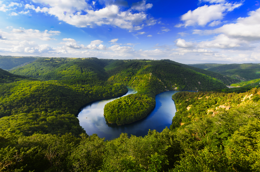 De Meander bij Queuille Puy de Dôme shutterstock 671255521, Bezienswaardigheden in de Puy-de-Dôme