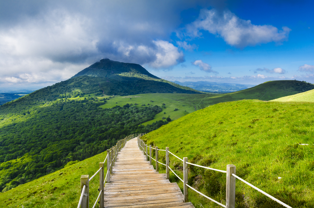 Puy de dôme shutterstock 671253118, Bezienswaardigheden in de Puy-de-Dôme