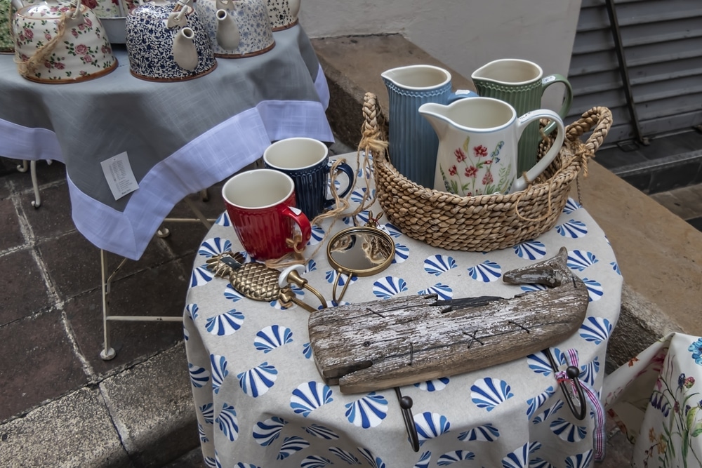 brocante markt nice cote dazur frankrijk shutterstock 2218100155, Nice