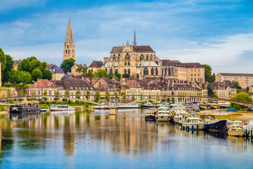 Auxerre Yonne shutterstock 323907794, Bezienswaardigheden in Yonne