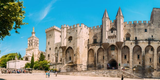 Avignon shutterstock 371696488, Stad en natuur Frankrijk