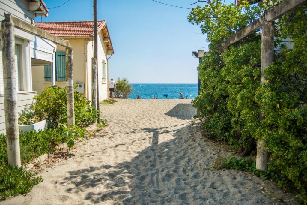 strandpad tussen een heg en huizen richting de zee in Argelès-sur-Mer.