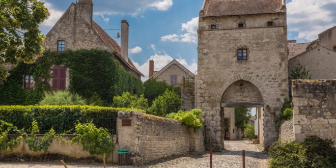 Charroux Allier shutterstock 1149831935, Bezienswaardigheden in Allier