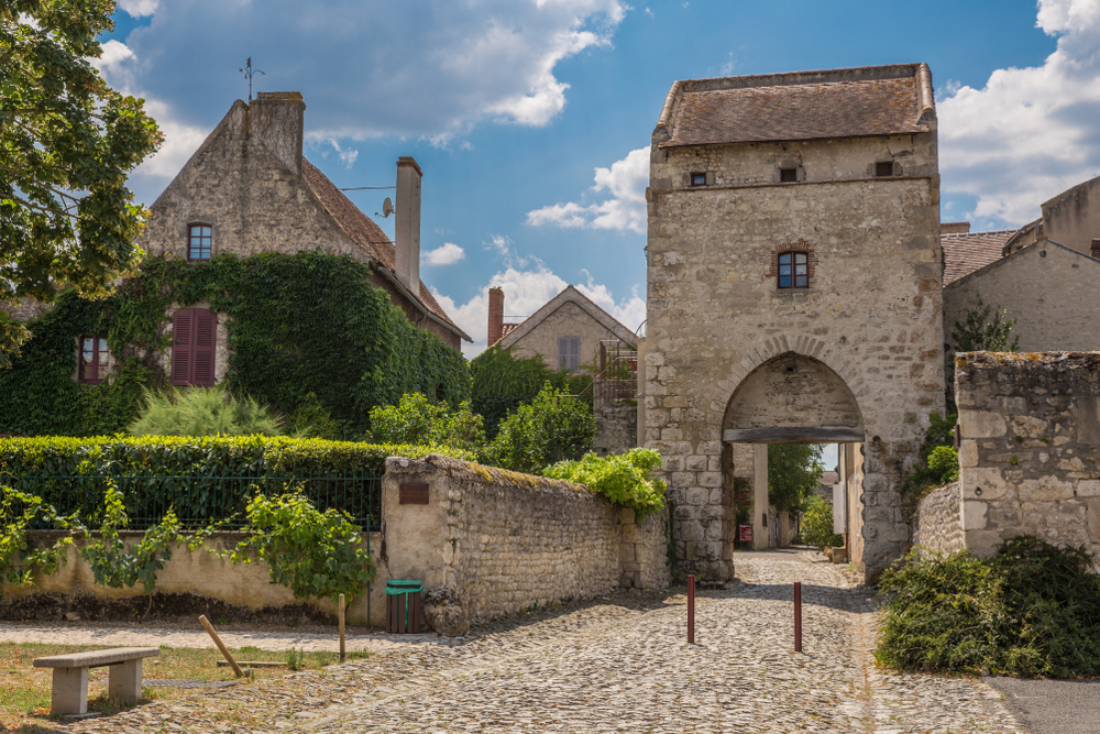 Charroux Allier shutterstock 1149831935, Bezienswaardigheden in Allier